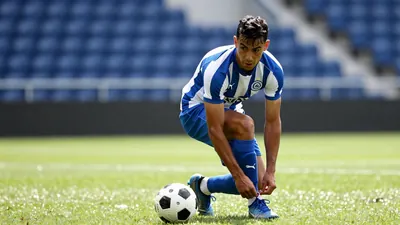 El Deportivo Alavés, cuarto en la tabla, estudia sus números ofensivos y defensivos antes de recibir al Valencia, un...