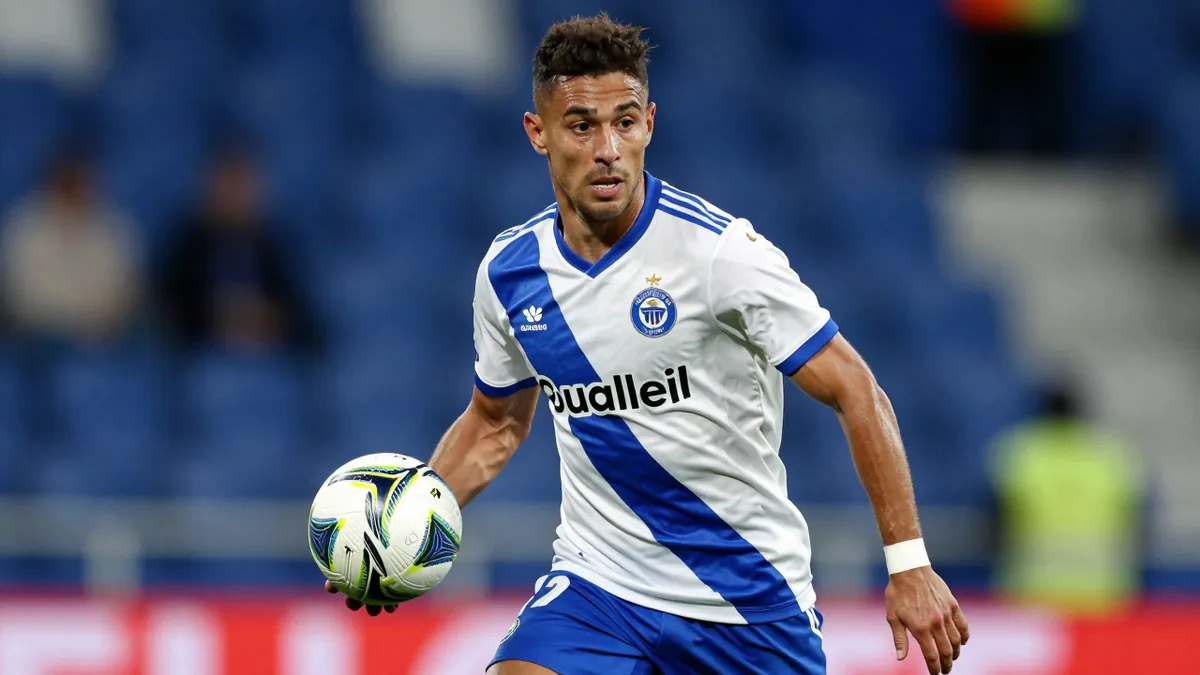 Alavés persigue a Enes Ünal: ¿podrá cerrar el fichaje del delantero turco?